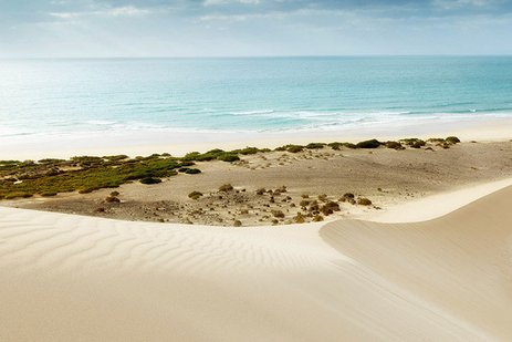 Idyllischer Strand auf den Kanarischen Inseln, ideal für Badeferien im Sonnenschein.