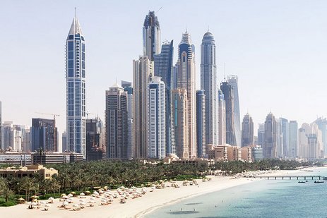 Entspannender Strandurlaub in Dubai, umgeben von Palmen und strahlendem Sonnenschein.