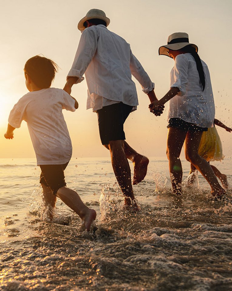 Familienfreundlicher Strand mit sanftem Wasser, ideal zum Schwimmen und Spielen.