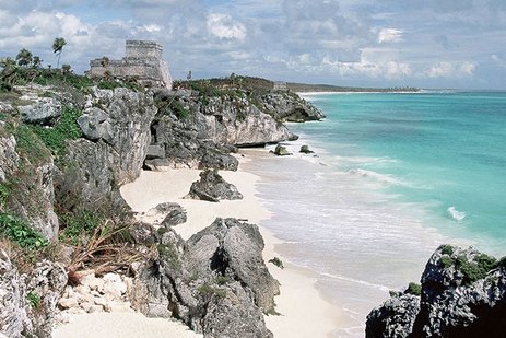 Traumstrand in Mexiko mit kristallklarem Wasser und tropischem Ambiente.