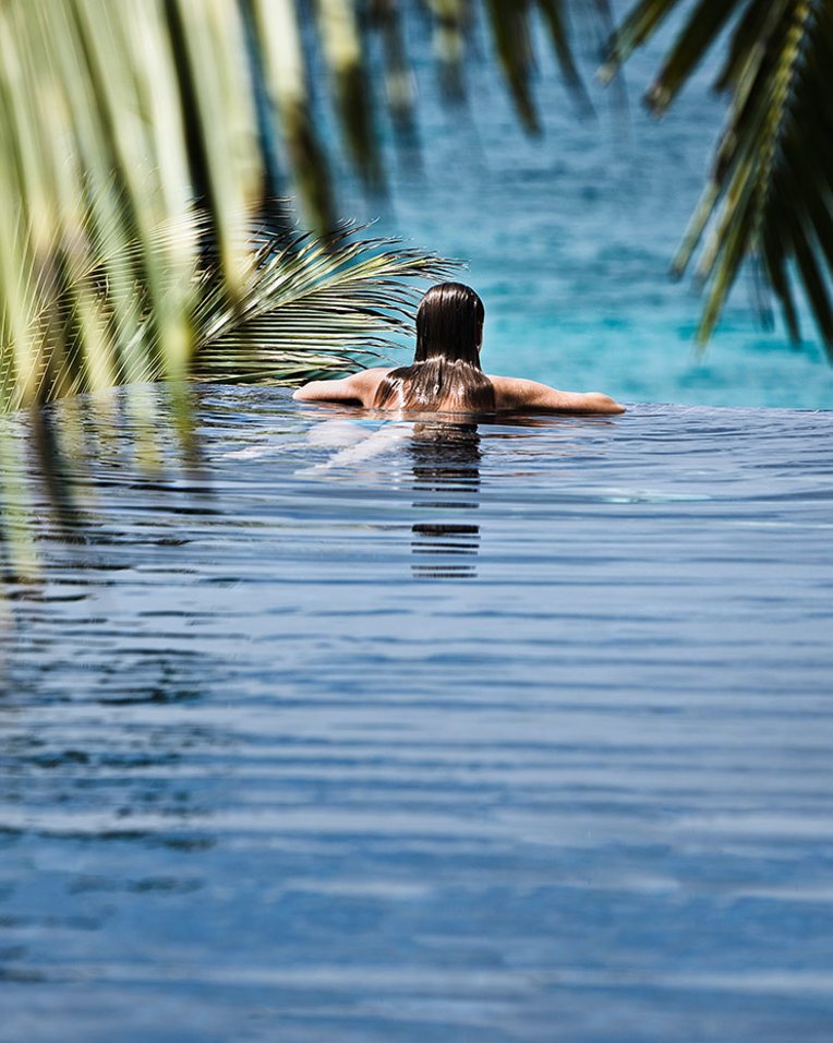 Exklusiver Badeurlaub in einem luxuriösen Paradies, umgeben von kristallklarem Wasser und erstklassigem Komfort.