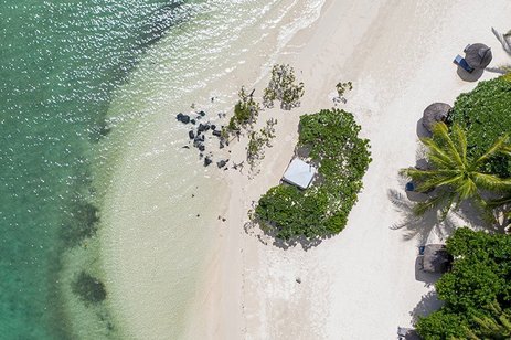 Idyllischer Strandurlaub auf Mauritius mit türkisblauem Wasser und strahlendem Sonnenschein.