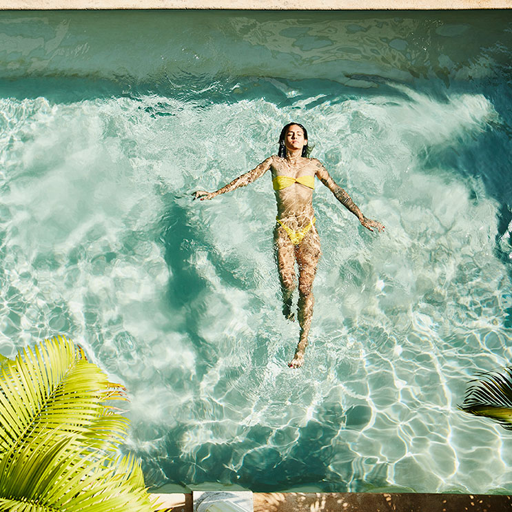 Idyllischer Badeurlaub im Ananea Resort, ideal für Entspannung am Strand und Aktivitäten im klaren Wasser.