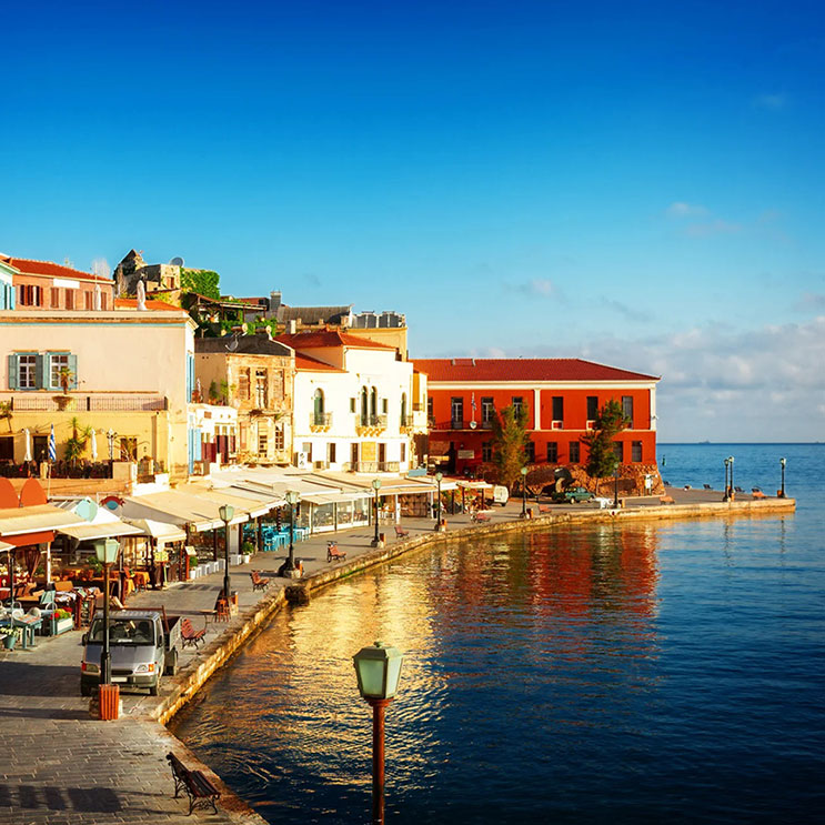 Bunte Häuser, klares Wasser und azurblauer Himmel auf Kreta.