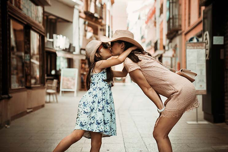 Mutter und Tochter im Urlaub in Italien.