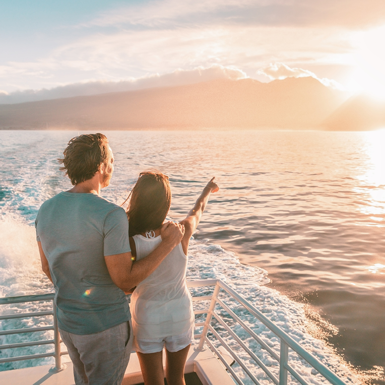 Anniversaire de mariage sur un bateau, voguant sur des eaux tranquilles avec une vue magnifique et une ambiance romantique.